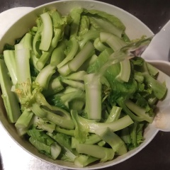 Đổ nước nóng vào trần cải, đảo lên cho đều. Sau đó đổ cải ra rổ cho ráo bớt nước. Ở 1 cái thau, chậu khác, cho vào 1,5 lít nước sôi để hơi ấm. Cho vào nước 2 thìa canh muối, 1/2 thìa canh đường, khuấy tan. Nếm thử xem nước mặn (mặn hơn canh mình ăn hàng ngày) hơi lợ là đạt.