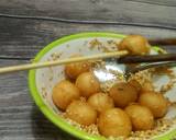 Sau khi để bánh ráo dầu, lăn bánh qua vừng rang chín