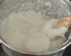 Cho bột gạo, bột năng và 4 chén nước nước vào nồi, 1 muỗng hạt nêm, khuấy đều cho bột tan hoàn toàn. Để bột nghỉ khoảng 1 tiếng đồng hồ. Sau khi để bột nghỉ thì bắc nồi lên bếp. Mở lửa to, liên tục dùng muỗng gỗ khuấy cho tới khi bột đặc lại thì tắt bếp và tiếp tục khuấy bột thêm một lúc nữa rồi để nguội bớt khoảng 2 phút và chuẩn bị gói bánh.
