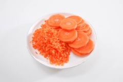 Cà rốt gọt vỏ, một nửa đem cắt nhỏ hạt lựu, một nửa cắt thành những lát tròn. Củ mài gọt vỏ, xay nhuyễn. Cho thịt heo bằm vào bát cùng cà rốt, lòng trắng trứng, gừng băm, nước tương, rượu nấu ăn, đường, dầu mè, tiêu, bột bắp rồi trộn đều cho hòa quyện với nhau.