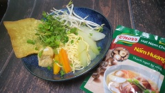 Thêm rau củ các loại vào tô, thêm nước lèo thơm ngon là hoàn tất món ăn. Món ăn sẽ ngon hơn nếu dùng kèm lá hoành thánh chiên, giá, xà lách xoong, hành ngò cắt nhỏ. Chúc các bạn ngon miệng nhé.