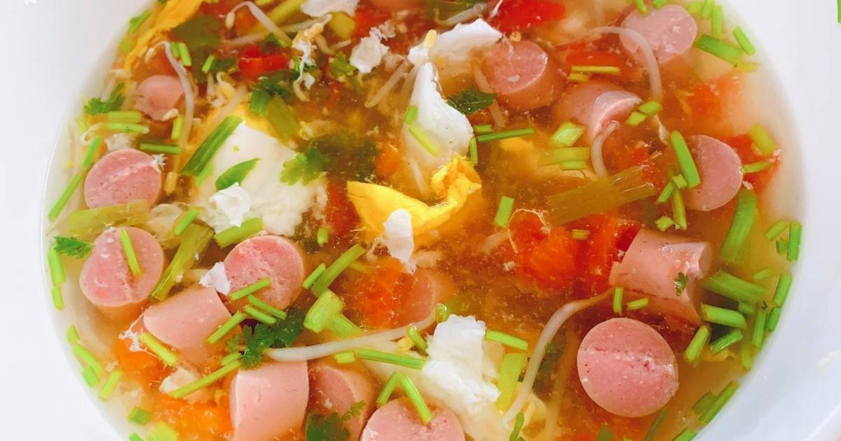 Canh trứng, cà chua, xúc xích