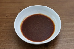 Cho phần sốt ớt gồm: 1 thìa tương ớt, 15ml nước tương, 2 thìa tỏi băm nhỏ. 1 thìa gừng băm. 15ml rượu sake, 10ml siro đường, 5ml dầu mè vào bát trộn đều.