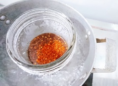 Bắt đầu ngửi thấy hương thơm từ sốt tiêu đen bạn cho bôt bắp đã hòa nước và ớt bột vào khấy đều, giảm nhỏ lửa. Lúc này bạn thế thấy sốt tiêu đen bắt đầu sệt lại.