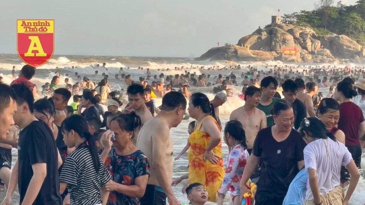 Biển Sầm Sơn 'vỡ trận' du khách trong những ngày nắng nóng đỉnh điểm - Chuyên trang An Ninh Thủ Đô - Báo Công an nhân dân
