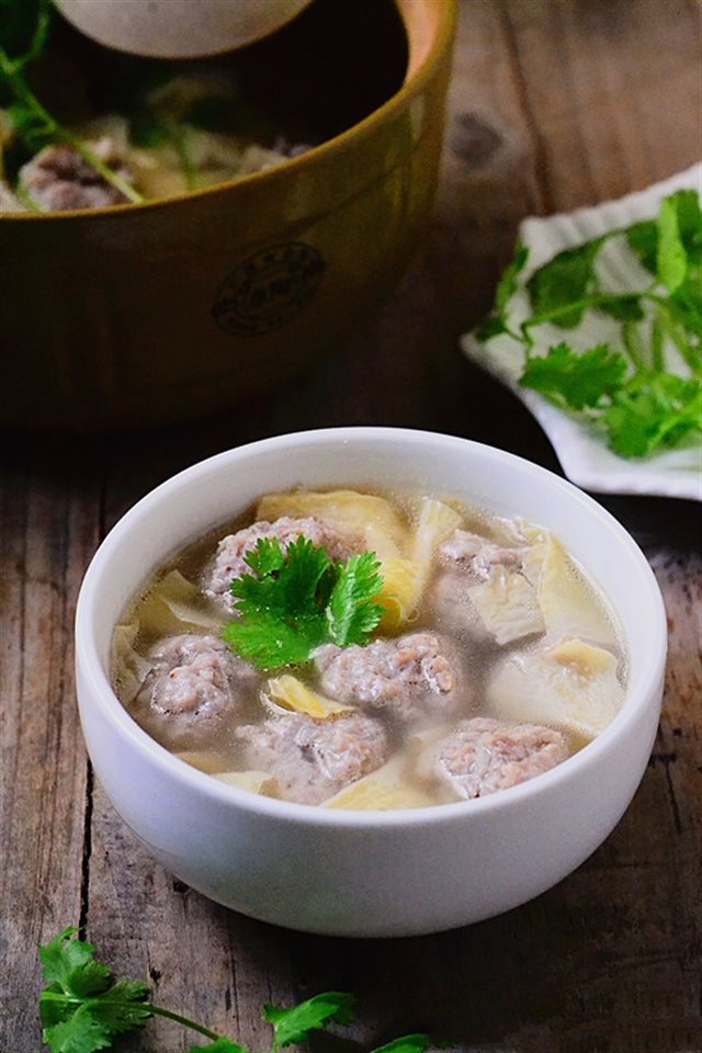 Canh Thịt Viên Nấu Tàu Hũ Ky