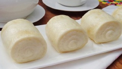 Chuẩn bị xửng hấp, cho bánh bao chay vào, hấp chín mềm.