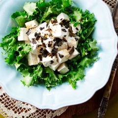 Salad đậu hũ vừa có vị tươi ngon từ rau cộng thêm sự thanh mát của đậu hũ vô cùng hấp dẫn. Món ăn tuy đơn giản nhưng vẫn đảm bảo phần đạm tự nhiên từ đậu hũ và rong biển vì vậy đây là món ăn vừa lành vừa ngon đấy. Cùng thử ngay nhé!