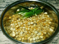 Hạt sen rửa sạch, cho vào nồi cùng với một lượng nước vừa đủ, thả vào vài cái lá dứa tươi, nấu trên lửa vừa cho đến khi hạt sen chín mềm.