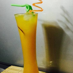 Cho thức uống ra ly, thêm đá viên hoặc đặt trong ngăn mát tủ lạnh như vậy sẽ ngon hơn.