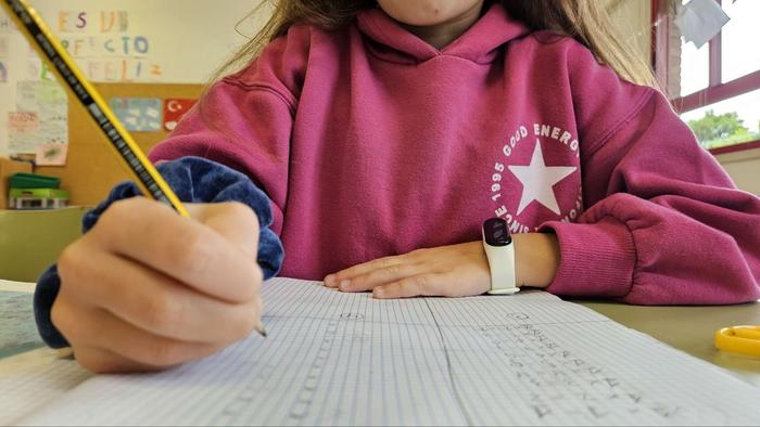 Alumnado realizando unha actividade de escritura na aula