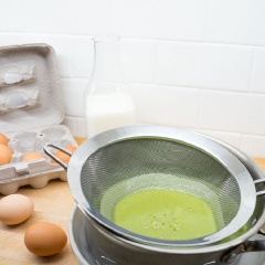 Trộn bột matcha, muối, đường và bột bắp vào với nhau trong 1 cái tô to và để sang một bên. Hòa heavy cream vào với sữa, cho vào nồi và đến khi gần sôi thì tắt lửa. Bỏ lòng đỏ vào trong hỗn hợp của matcha, muối và đường và trộn đều. Đổ 1 muỗng sữa vừa với đun vào trong hỗn hợp matcha, trộn đều. Tiếp tục đổ 2 muỗng sữa nữa vào hỗn hợp và tiếp tục đảo. Sau đó đổ hỗn hợp vào trong nồi, đun tới khi gần sôi và đặc lên. Lọc hỗn hợp và cho thêm tinh chất vani. Làm mát hỗn hợp matcha trong tủ lạnh từ 10-15 phút.