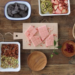 Chuẩn bị tất cả các nguyên liệu. Thái nhỏ chocolate rồi cho vào một cái bát.