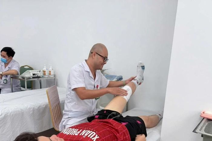 Học sinh lớp 10 chơi bóng rổ rách sụn chêm, đứt dây chằng chéo trước - Báo Tri thức &amp; Cuộc sống