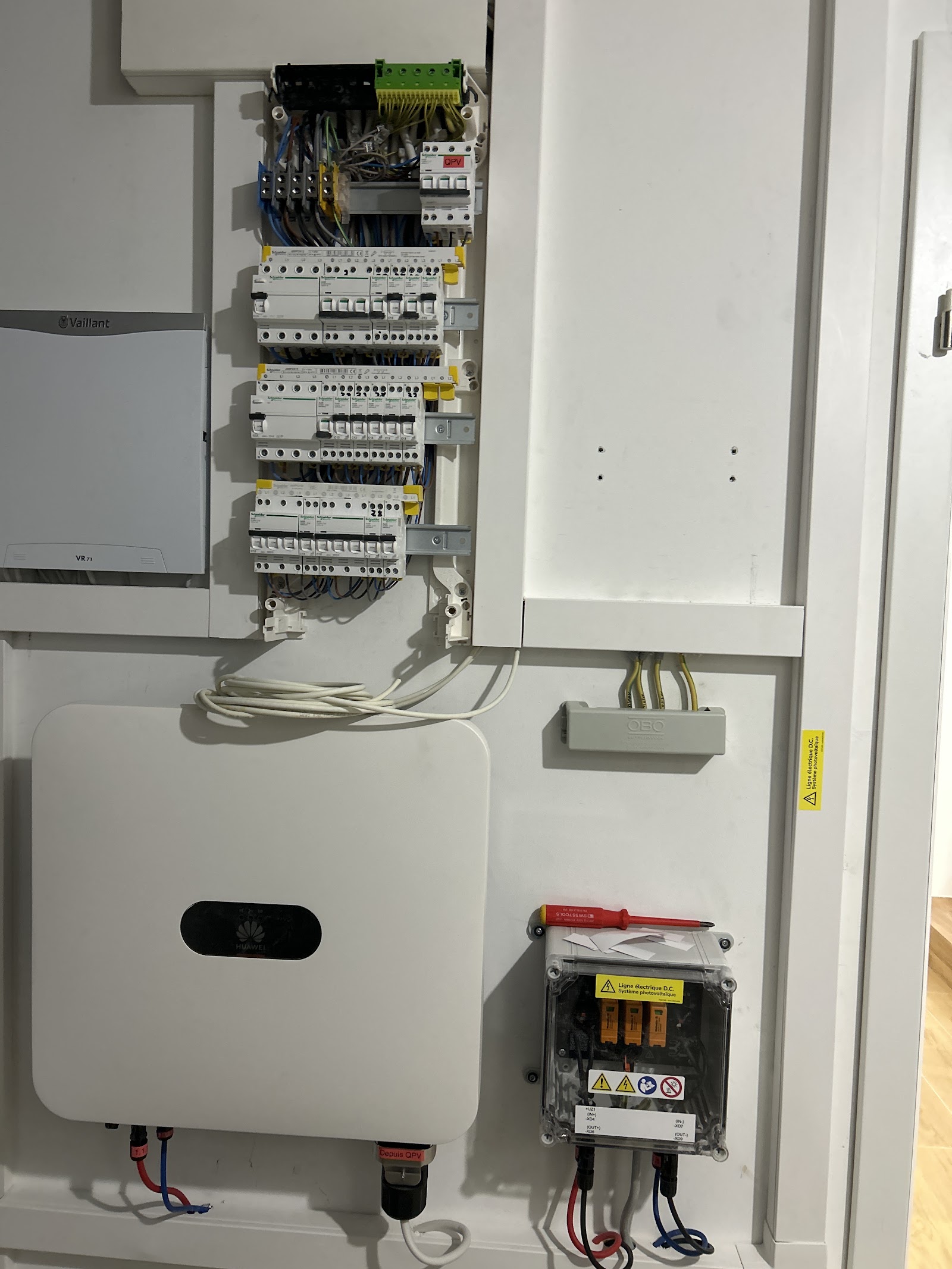 Onduleur et équipement électrique pour système de backup Sunergie