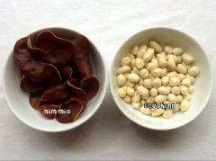 Nấm mèo ngâm nở, rửa sạch. Đậu phộng ngâm nước 30 phút, rồi lột vỏ lụa cho sạch. Những nguyên liệu còn lại cũng sơ chế qua.