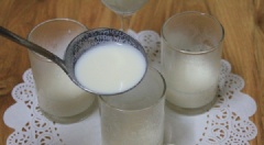 Để hỗn hợp bớt nóng rồi chia ra các ly thủy tinh. Khi nguội hẳn thì cho vào tủ lạnh ít nhất 4 giờ.