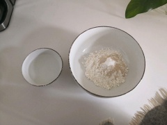 Thêm 300g bột vào 3g men đã hòa với chút nước ấm vào thố lớn, trộn đều. Rưới từ từ nước lọc, dùng tay nhồi bột bánh bao chay cho thành khối đồng nhất. Bọc màng thực phẩm ủ bột ở nhiệt độ phòng khoảng 1 giờ cho bột bánh bao nở.