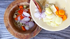 Riềng và nghệ gọt vỏ, cắt lát. Sả cây cắt bỏ khúc già, chỉ lấy phần thân non màu trắng, đem cắt mỏng. Hành tím và tỏi cũng lột vỏ cắt lát. Cho tất cả các nguyên liệu vào cối giã nhuyễn nát.
