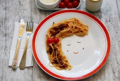 Mì ý sốt bò bằm kiểu mới với kiểu trang trí hình bé gái chắc chắn sẽ khiến cho các bé nhà bạn thích lắm đấy. Nhanh tay lưu công thức và làm cho cả nhà ăn nhé. Chúc bạn ngon miệng!
