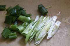 Cà tím cắt thành khúc ngắn vừa ăn, ngâm cà trong nước muối pha loãng, vừa để cà thấm mặn vừa để cà không bị thâm. Hành lá rửa sạch, cắt nhỏ.