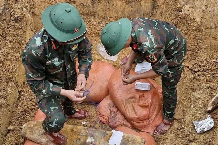 Phát hiện bom 'khủng' còn nguyên đầu nổ khi cải tạo vườn - Báo Tiền Phong