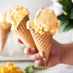 Khi ăn múc kem bằng muỗng múc cho vào vỏ kem ốc quế hoặc cho ra tô nhé. Vậy là xong món kem xoài thật ngon và mát lạnh cho ngày hè rồi.