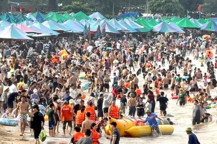 Biển Đồ Sơn chật kín du khách về nghỉ lễ - Báo Sức Khỏe &amp; Đời Sống