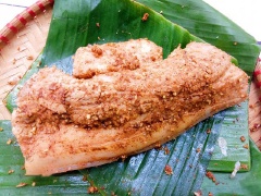Hành tím, tỏi lột vỏ, băm nhuyễn và trộn với 1 gói bột ngũ vị hương, rượu trắng. Sau đó chà xát phần gia vị này lên đều khắp mặt thịt, để khoảng 1 tiếng cho thấm. Đun nóng chảo với thật nhiều dầu ăn, cho thịt vào chiên, thỉnh thoảng trở mặt thịt để được chín vàng giòn hơn. Khi thit đã chín thì gắp ra dĩa cho ráo dầu, đợi nguội một chút rồi xắt lát mỏng. Xếp thit ra dĩa, có thể ăn cùng cơm nóng hoặc cuốn bánh tráng nha.