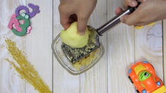 Táo gọt vỏ và bào nhuyễn.