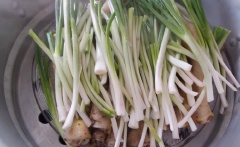 Trộn chân gà với 1/2 muỗng cà phê muối, 1/2 muỗng cà phê tiêu, 1/2 muỗng cà phê bột ngọt, để yên khoảng 10-15 phút. Sau đó xếp chân gà ra đĩa, đem hấp chín. Tiếp đến xếp lá phủ lên chân gà, hấp thêm 5 phút nữa là được.