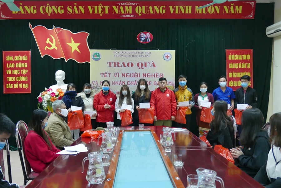 Trao quà  “Tết vì người nghèo và nạn nhân chất độc da cam - Xuân Tân Sửu 2021” Tại Trường Đại học Tây Bắc