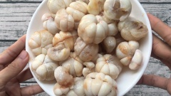 Tách lấy phần ruột bên trong măng cụt.