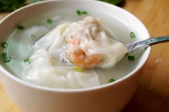 Múc hoành thánh ra tô, rắc thêm ít hành lá thái nhỏ và thưởng thức. Có thể làm nước sốt tương chua cay, mặn ngọt để chấm ăn cùng hoành thánh hoặc các loại nước sốt khác mà bạn thích.