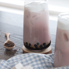 Ly trà sữa khoai môn có màu tím nhẹ rất dịu mắt, mùi thì cực kì thơm, hương vị béo ngọt xen lẫn chút trà đắng nhẹ, khoai môn nghiền thì bùi bùi, phải nói tất cả được kết hợp vào một ly trà sữa rất xuất sắc. Ngày trời nắng nóng, có một ly trà sữa mát lạnh thế này thì ai mà chẳng xiêu lòng.
