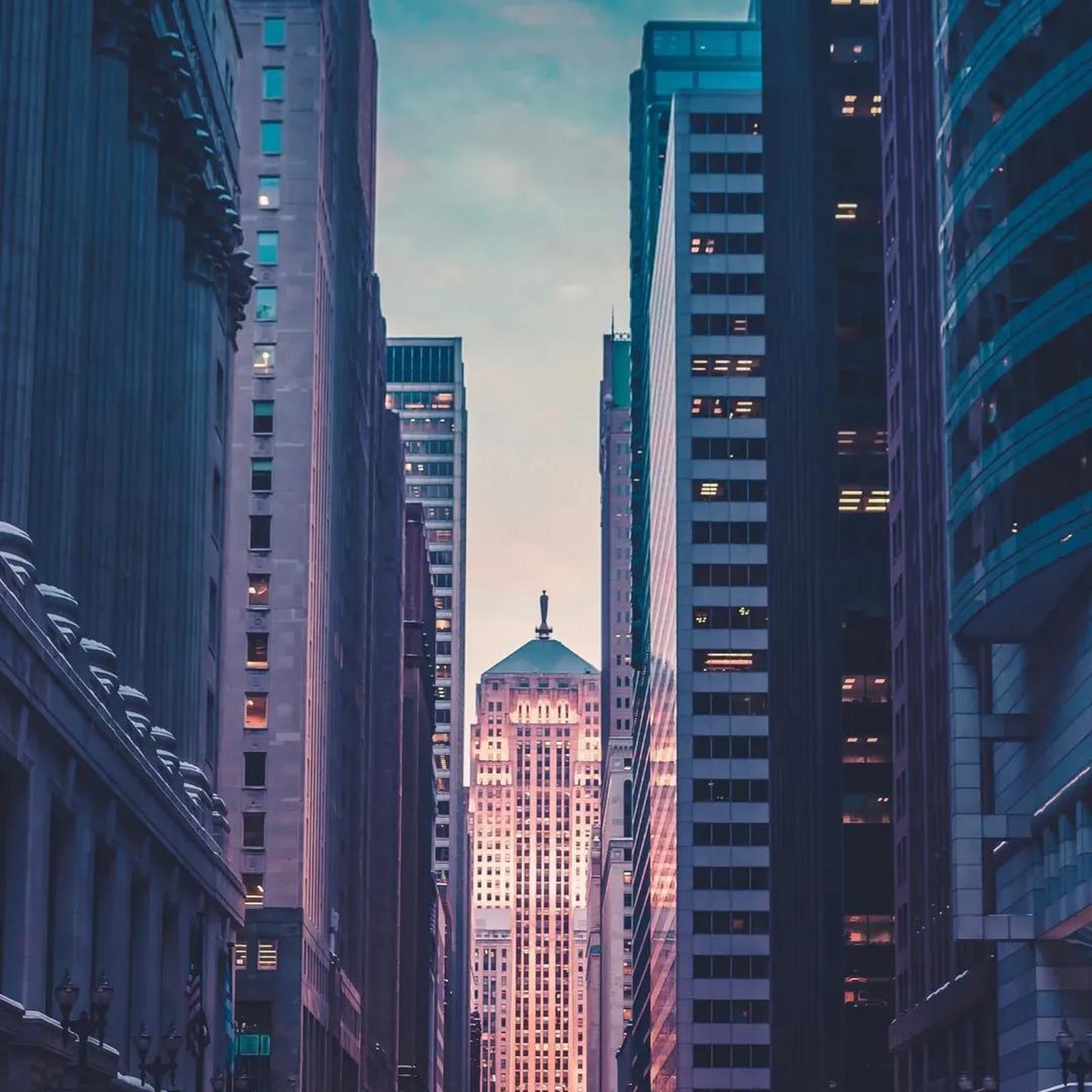 Download LaSalle Street in Chicago at Dusk Full HD iPhone