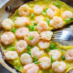 Chiếc bánh pancake trứng tôm thơm lừng với vị tôm tươi ngon ngon, ăn kèm với đế bánh là trứng thơm lừng, ngon đến khó cưỡng. Đừng chần chờ mà hãy lưu lại công thức rồi làm ngay nào.