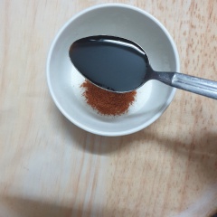 Trộn hỗn hợp vào một chén gồm nước tương, ngũ vị hương, bột nêm nấm hương, tiêu, đường vô một chén khuấy tan.