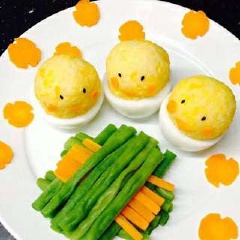 trộn cơm và trứng, sau đó đảo trên bếp cho ráo cơm. nặn hình dễ thương.