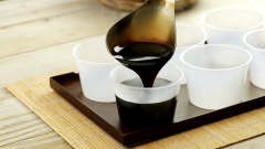 Múc hỗn hợp ra khuôn. Để ngăn mát tủ lạnh cho cao đông lại. Có thể dùng chung với mật ong, kem béo hoặc sữa đậu nành đều ngon.