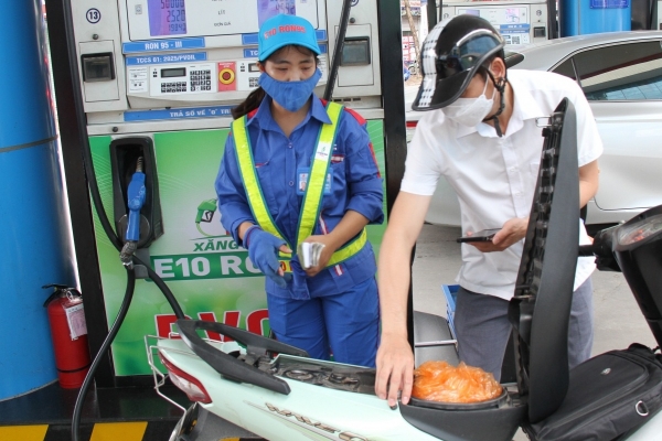 Giá nhiên liệu tăng đột biến: Xăng E10 vượt 21.000 đồng, diesel tăng hơn 2.400 đồng/lít