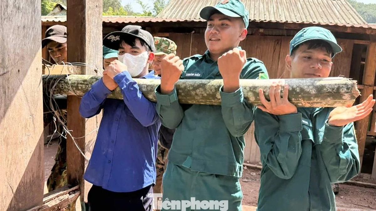 Xem 'thần đèn áo xanh' dời nhà dân khỏi khu vực nguy cơ sạt lở - Báo Tiền Phong