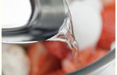 Đồng thời cho luôn một ít nước lọc và 1 muỗng canh rượu Tequila vào cùng.