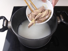 Tiếp theo, cho gan heo, trứng bắc thảo vào, nấu cùng cháo. Nêm 1 muỗng cà phê hạt nêm vào nồi cháo gan heo, nấu cháo khoảng 4 phút cho gan heo và trứng bắc thảo chín, tắt bếp.