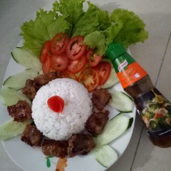 Cho sườn rim mặn ngọt ra dĩa, trang trí cùng rau và cà chua cho thêm phần hấp dẫn. Sườn rim mặn ngọt ăn kèm cơm nóng, vị đậm đà, nêm nếm vừa miệng theo khẩu vị gia đình, giúp bữa cơm cả nhà thêm ngon miệng, hứa hẹn sẽ rất hao cơm đấy nhé. Bắt tay vào làm ngay đãi cả nhà nào!