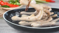 Cách làm chân gà sốt ngâm sả tắc Thái: Luộc 500gr chân gà với 1 cây sả đập dập, 3 trái ớt hiểm, 10ml rượu trắng cho chân gà chín rồi vớt ra ngâm nước đá 10 phút cho chân gà săn lại. Rồi bạn chặt chân gà ra làm đôi.