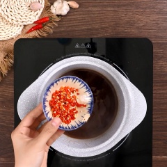 Đê nước sốt hơi nguội thì cho 5gr tỏi băm, 5gr ớt băm, 5gr hành phi vào khuấy đều.