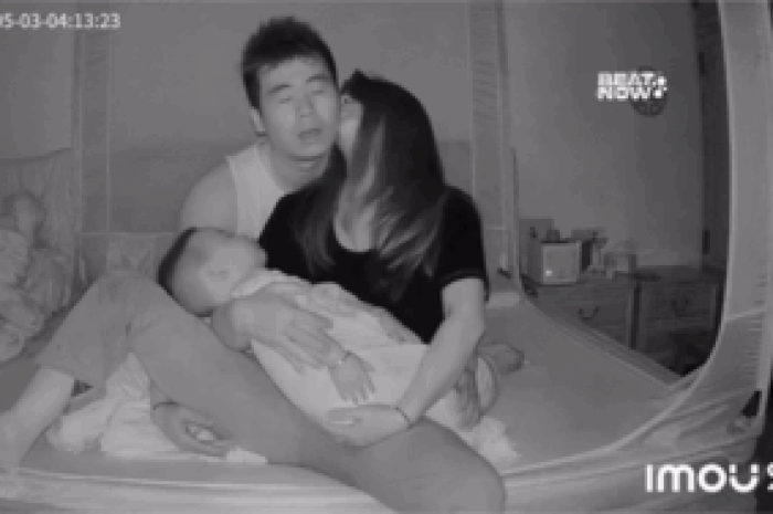 Camera phòng ngủ ghi lại hành động đặc biệt của người chồng, dân mạng hết lời ngợi khen - Tạp chí SaoStar