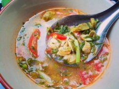 Cho canh ra tô và ăn nóng cùng rau thơm. Như vậy là ta đã hoàn thành xong món canh ngao nấu sấu, món canh thanh mát, nhẹ nhàng, ăn vào mùa hè rất hợp vị.
