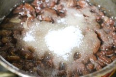 Khi thấy hạt đậu mềm, cho 50gr đường trắng vào, đảo đều đến khi đường tan ra hết.